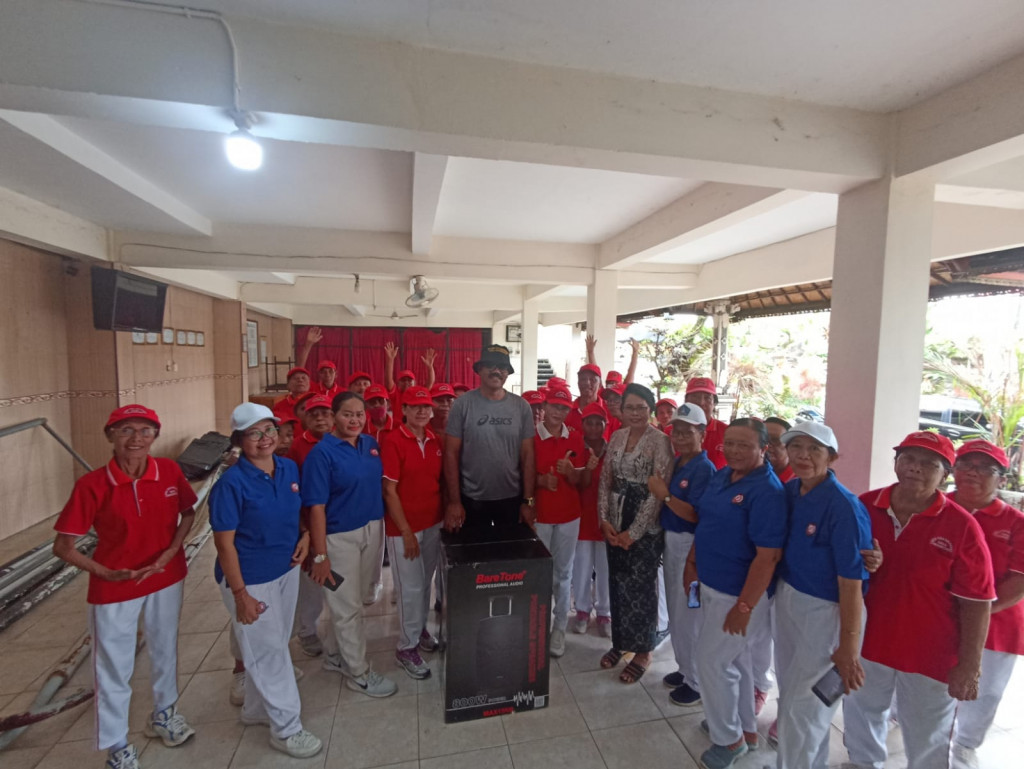 BAPAK PERBEKEL DESA MENGWITANI ( I NYOMAN SUARDANA) MENYERAHKAN BANTUAN SPEAKER AKTIF UNTUK KEGIATAN LANSIA BANJAR DINAS MENGWITANI